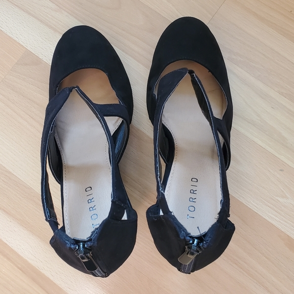 Torrid | Black Strappy Suede Wedges w/ Rounded Toe - Picture 4 of 6